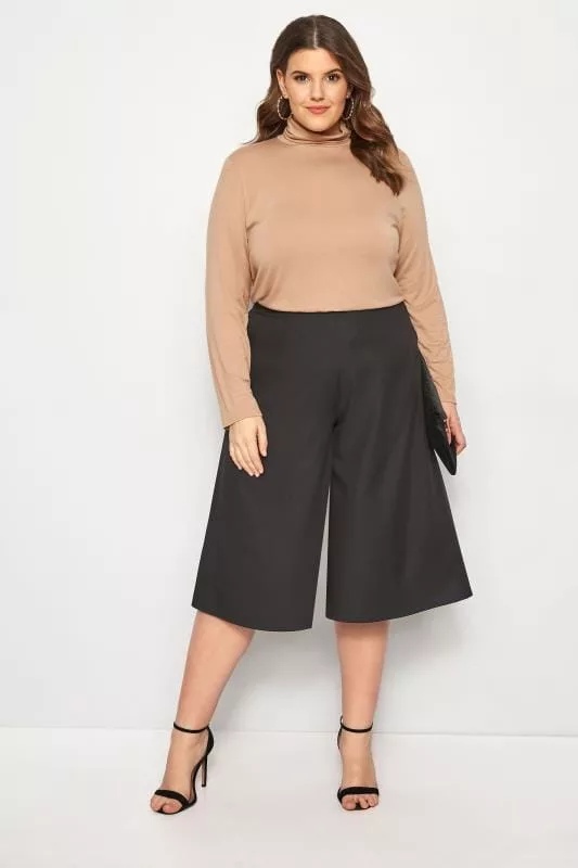 Diện cùng quần culottes