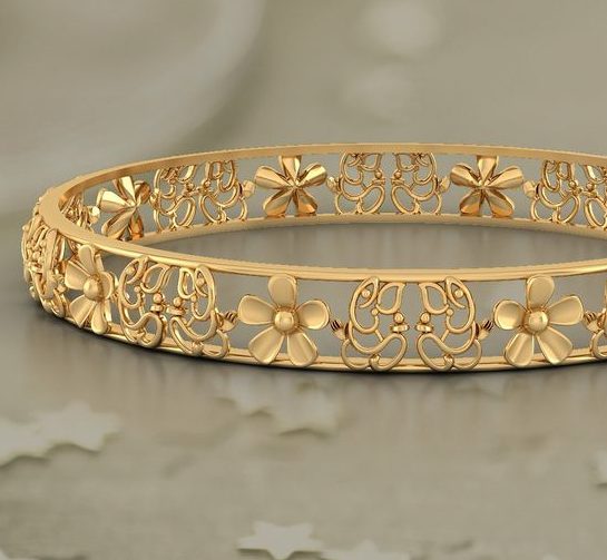 Bracciale in oro con disegno floreale.