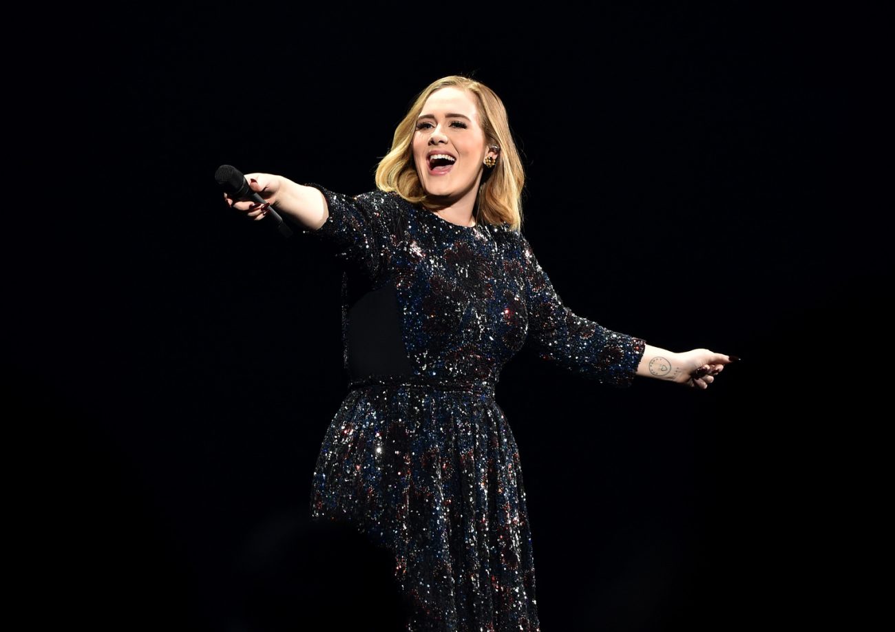 Adele amb un vestit negre