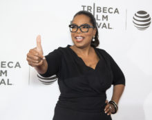 Oprah Winfrey com look totalmente preto