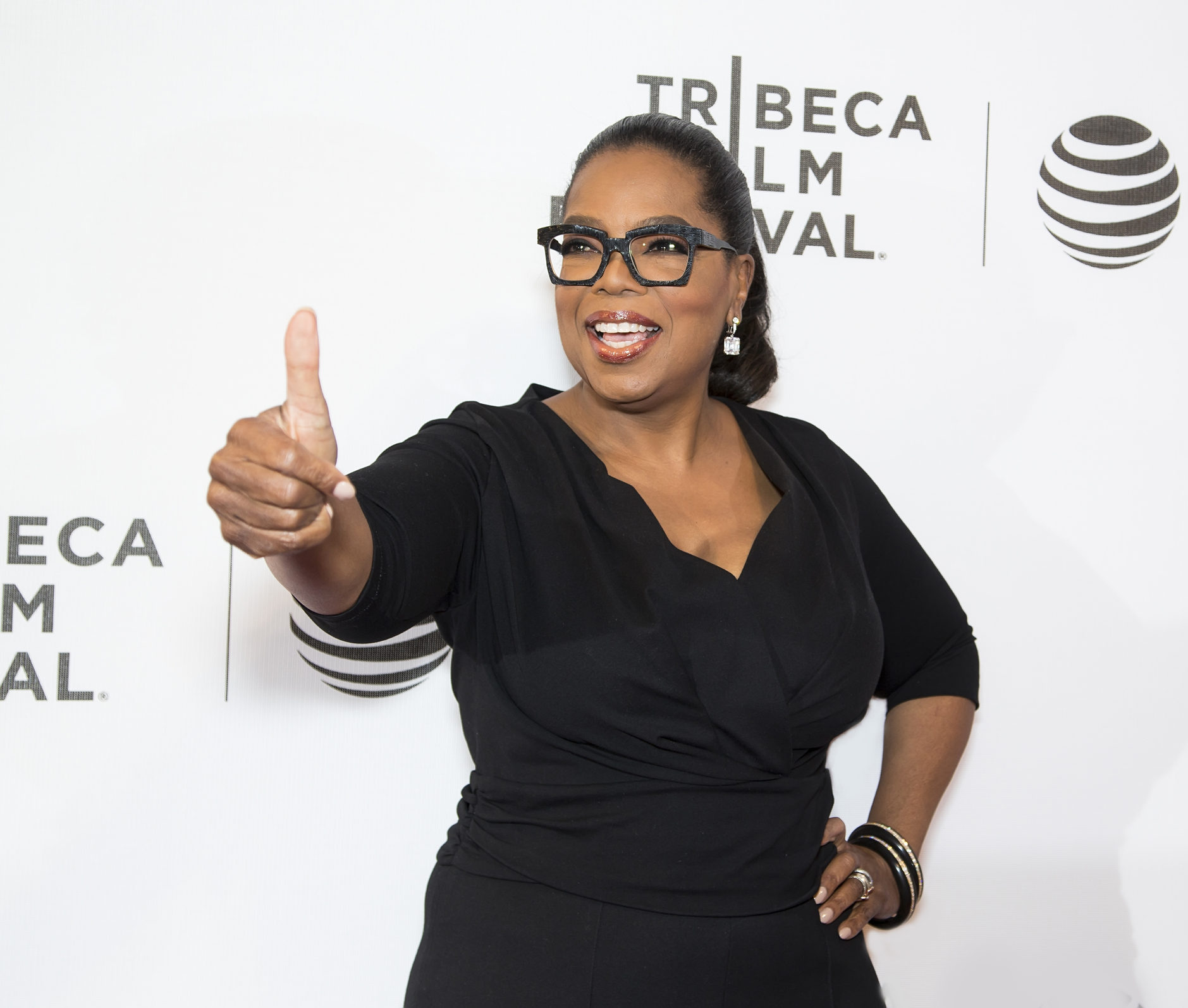 Oprah Winfrey con un look total black