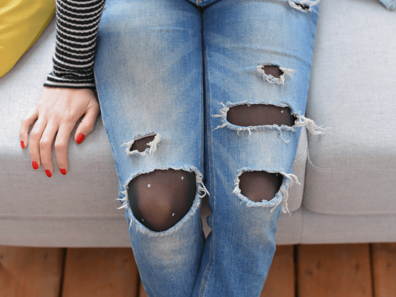 Collant con jeans strappati