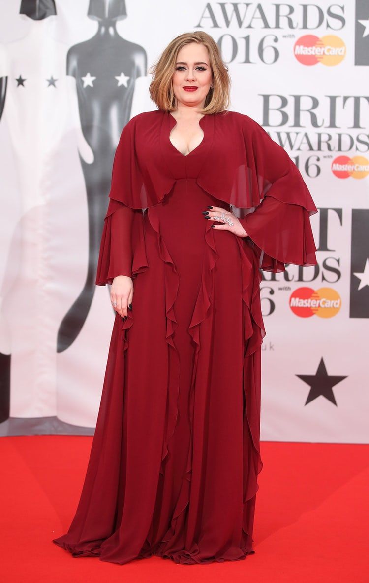 Adele amb un vestit vermell