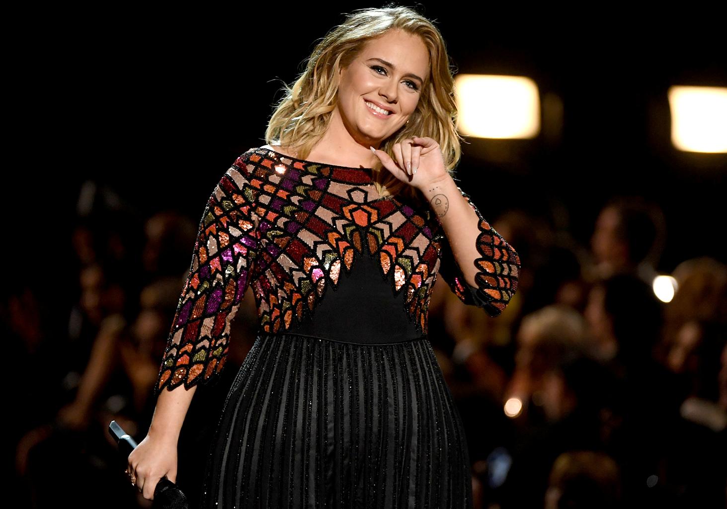 Adele amb un vestit