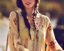 Ragazza vestita in stile boho