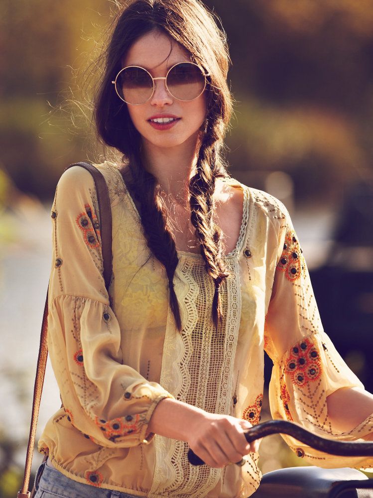 Ragazza vestita in stile boho