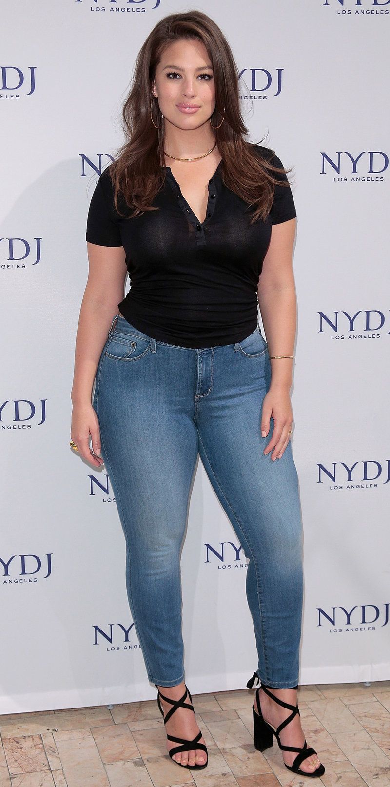 Ashley Graham yüksek belli kot pantolonla