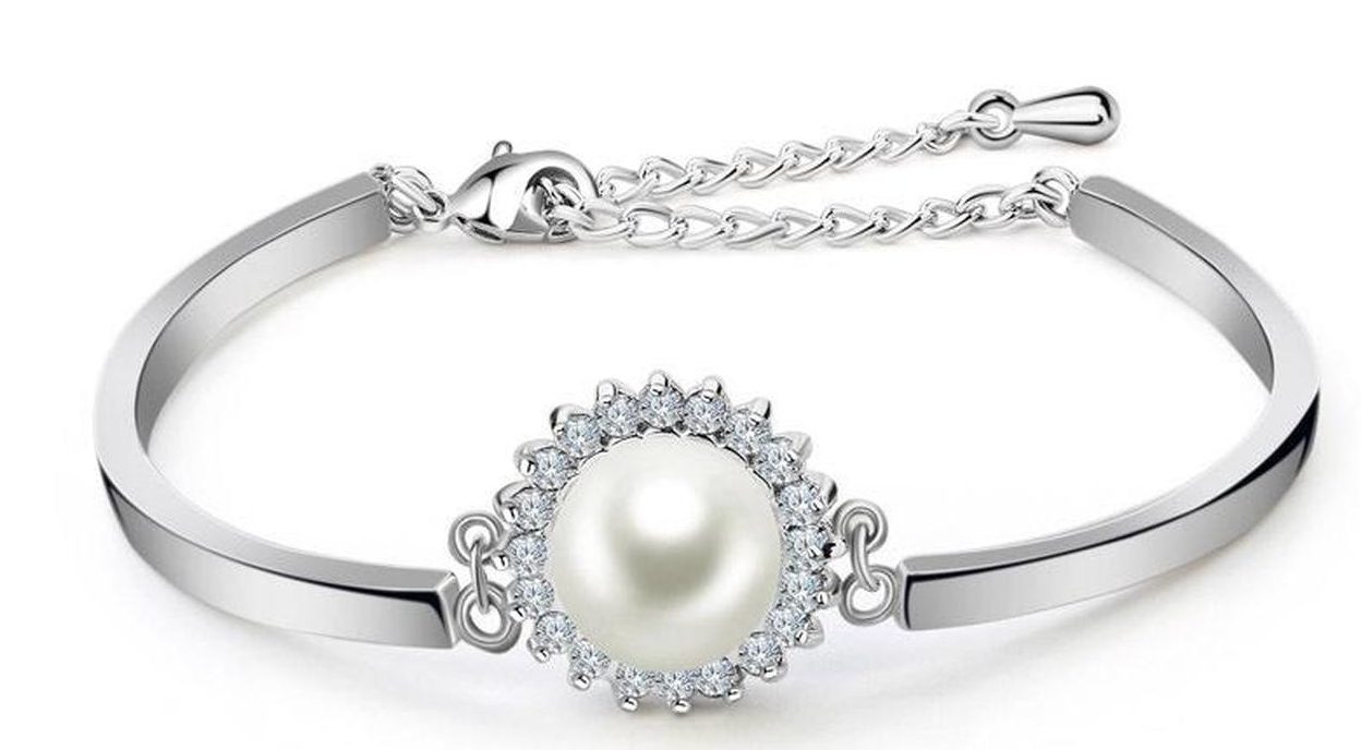 Silver bracelet with pearls.