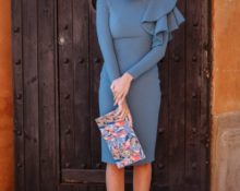 Asymmetrisk kjole med clutch