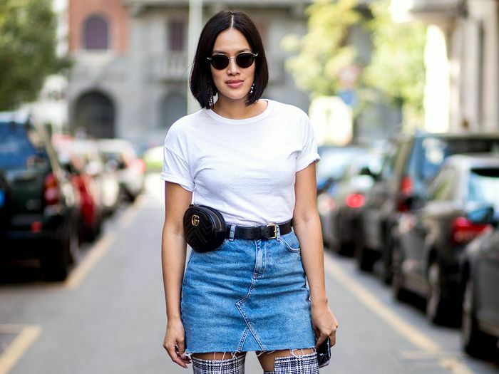 Skirt denim dengan kemeja-T putih