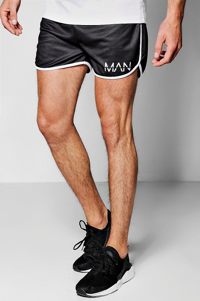 Mann in sehr kurzen Shorts