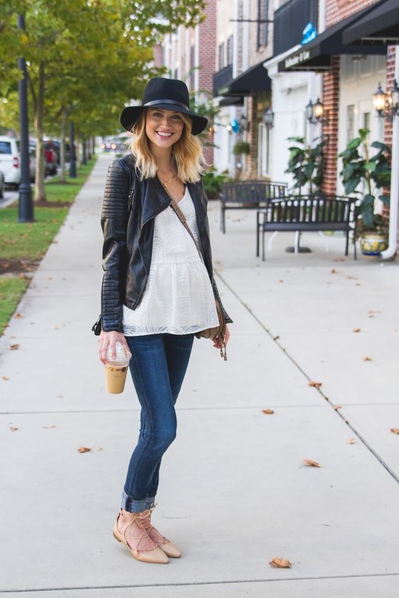 Blusa blanca con jeans.