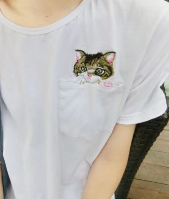 kat op een T-shirt