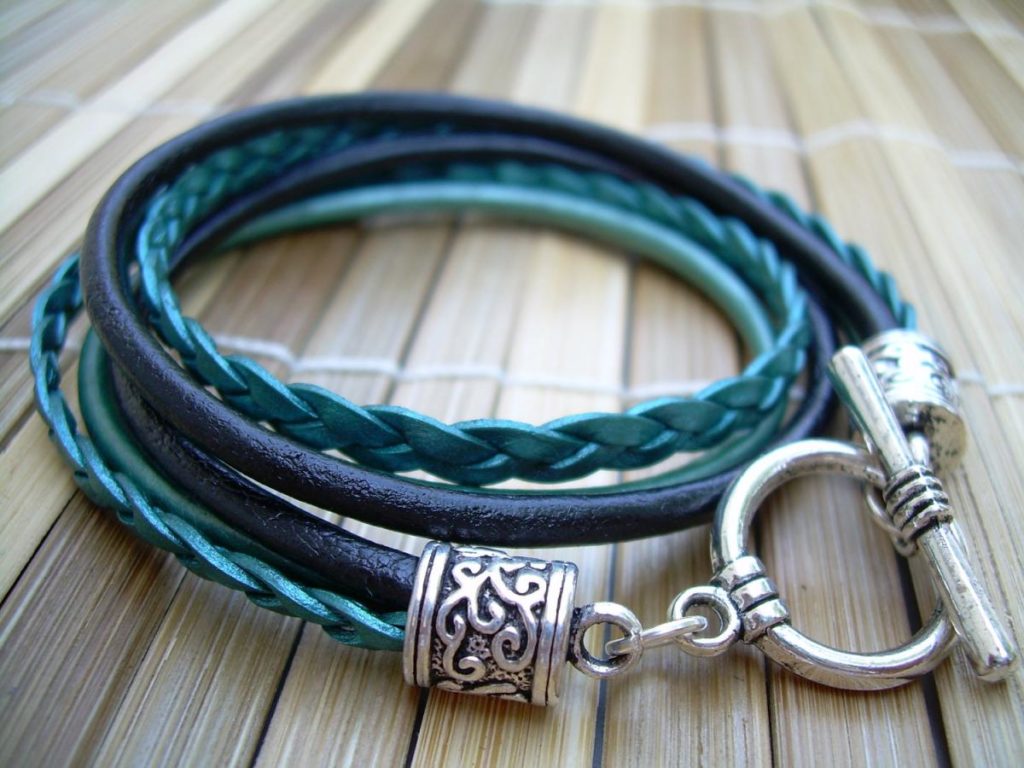 Leather bracelet with silver.