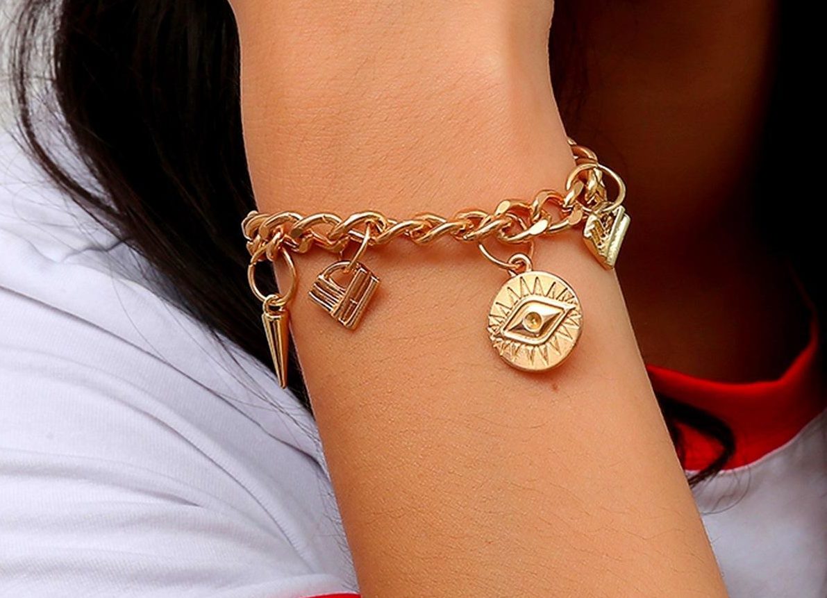 Pulsera de oro con dijes.