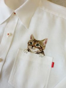 chat sur la chemise