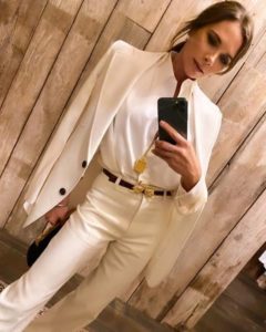 Victoria Beckham amb un vestit blanc