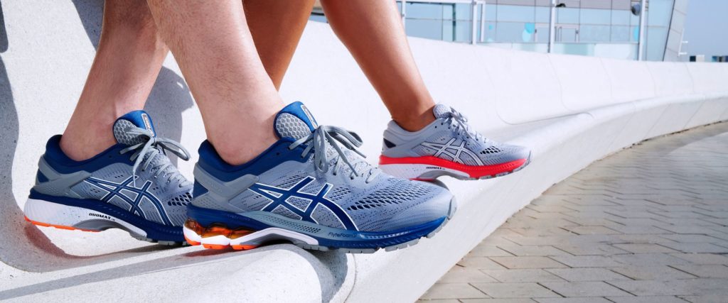 Asics Gel Kayano 26 jalassa.