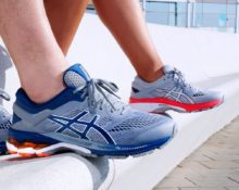 Asics Gel Kayano 26 på foten.