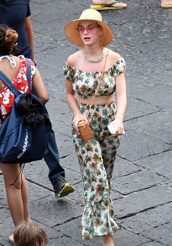 Katy Perry in top e cappello