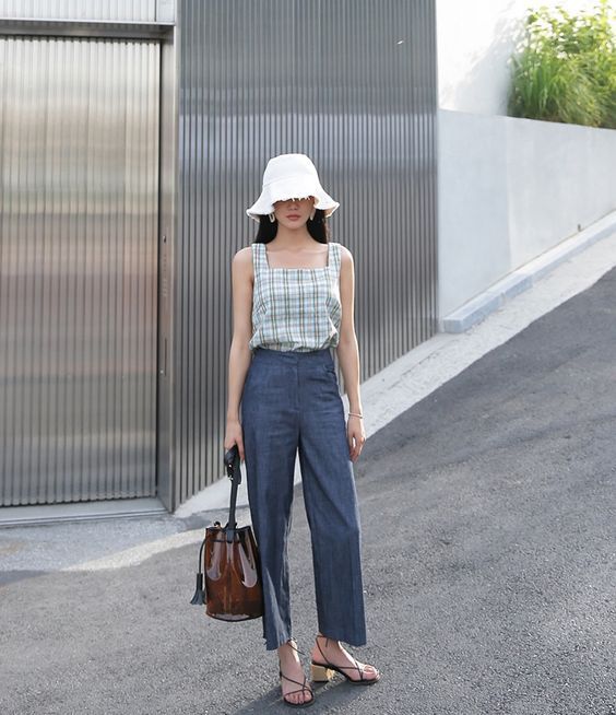 Topi dengan tank top longgar dan seluar jeans lurus pisang