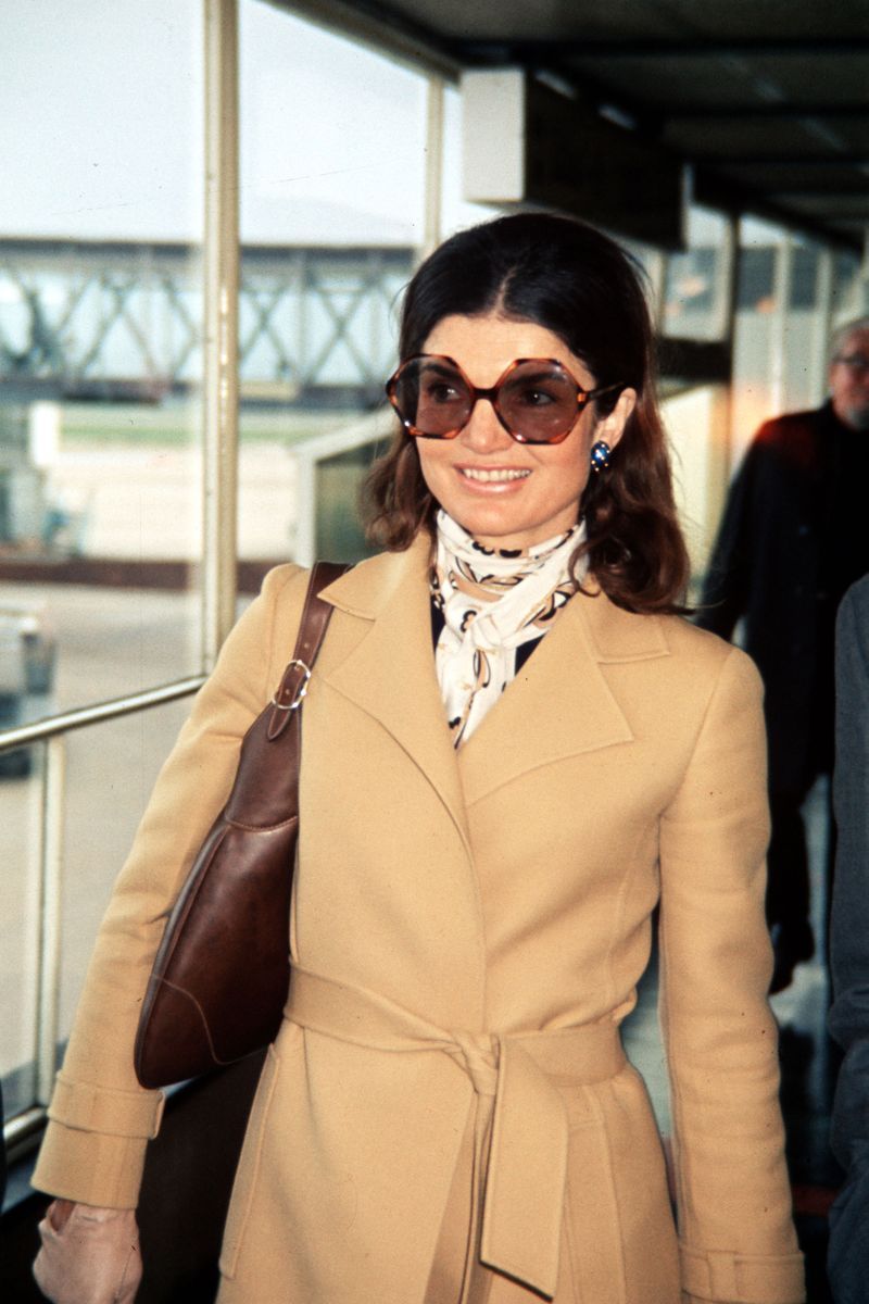 Jacqueline avec des lunettes