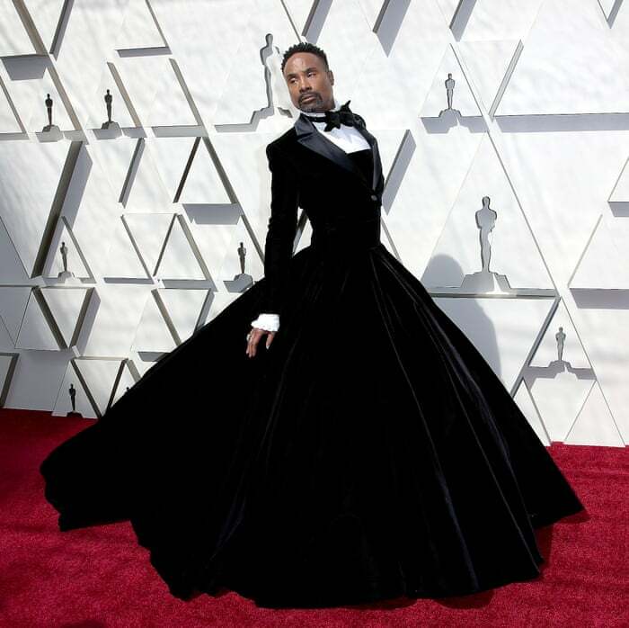 Billy Porter dalam gaun hitam