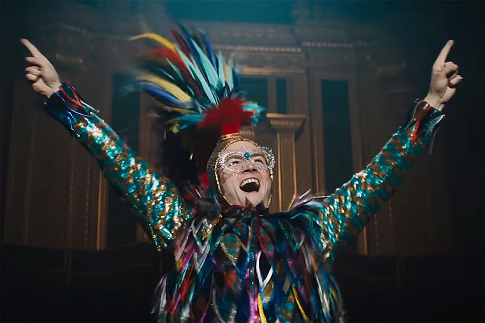 Elton John i jakkesæt