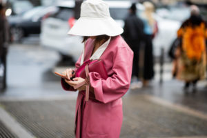 Chapeau de pêche à large bord avec trench-coat