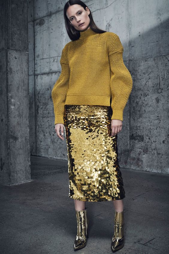 Yellow skirt with sequins.