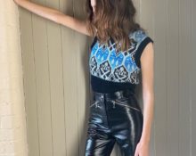 Alexa Chung in Lederhose und Jacke