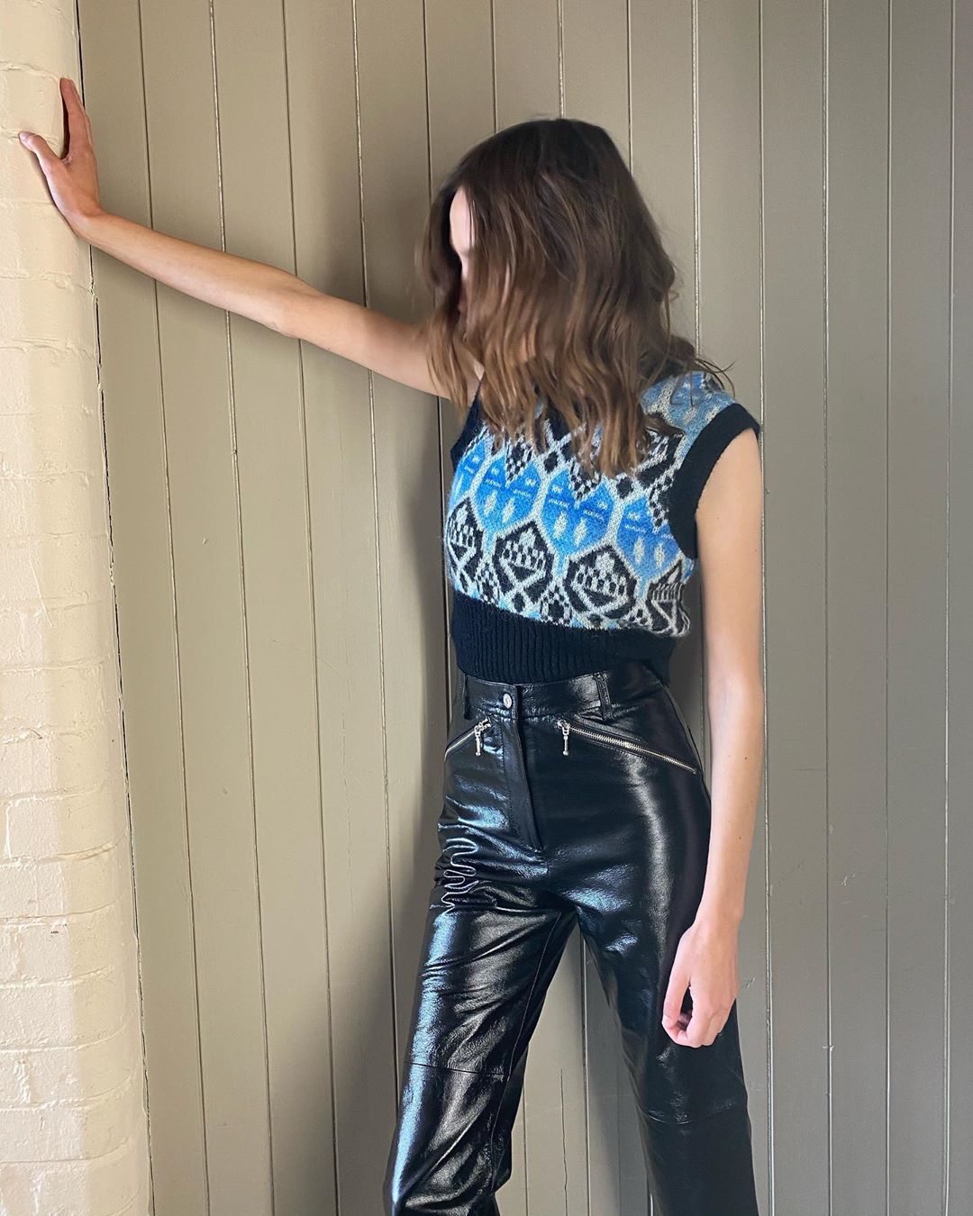 Si Alexa Chung ay naka-leather na pantalon at naka-jacket