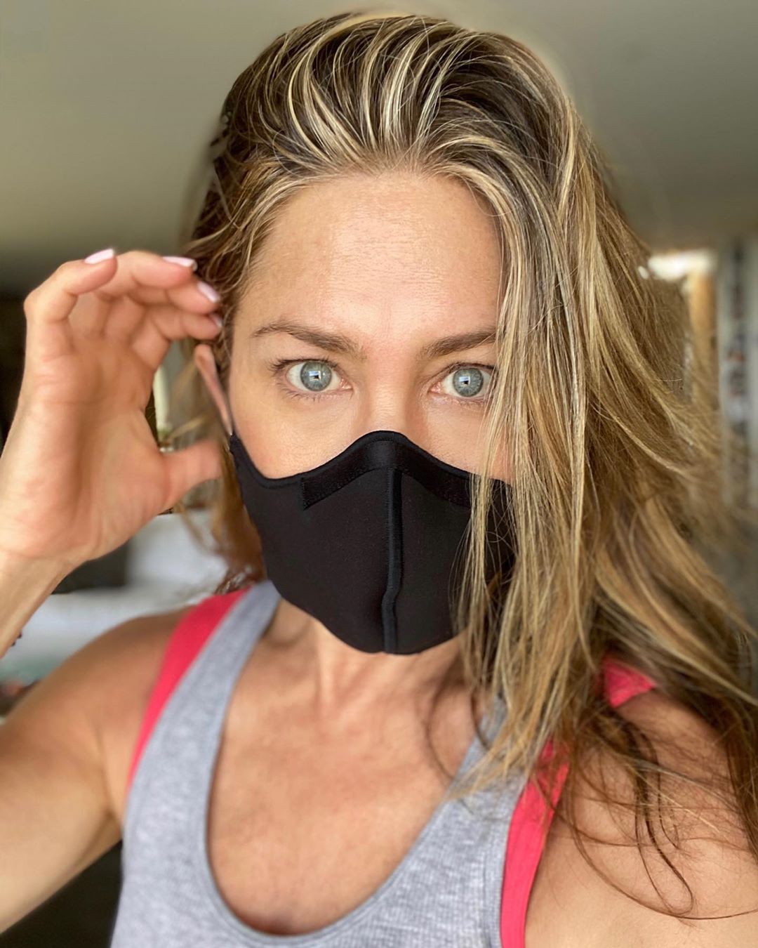 Jennifer Aniston iført en maske