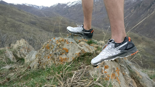 Hombre con zapatillas de deporte.