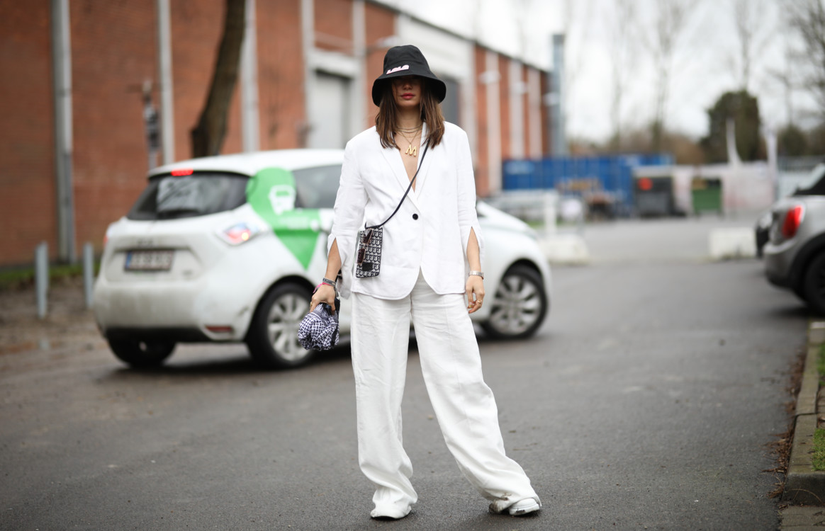 Chapeau avec un costume oversize