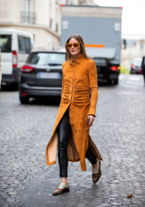 Look con vestido y pantalones de cuero