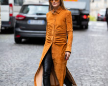 Look con vestido y pantalones de cuero