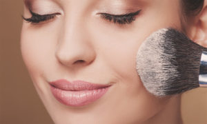 Maquillage avec de la poudre minérale.