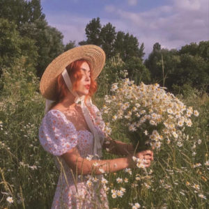 Fille avec des fleurs et en robe