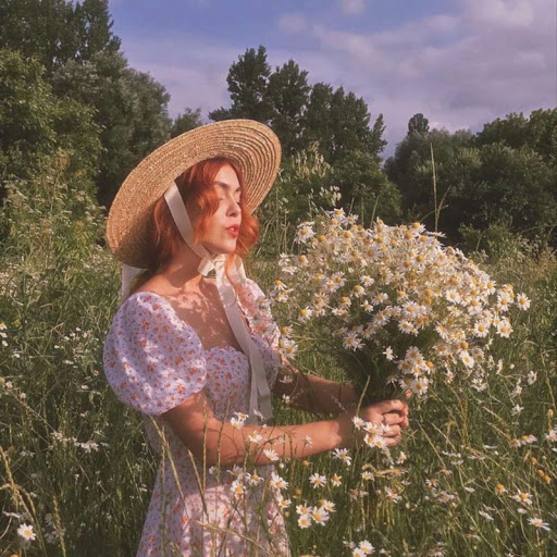 Meisje met bloemen en in een jurk