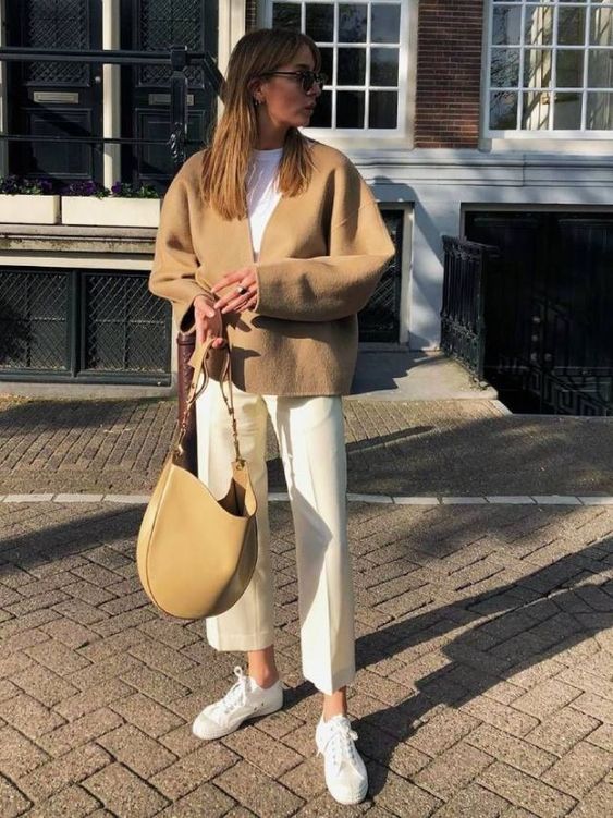 Oversized cardigan, hvit T-skjorte og 7/8 rette bukser