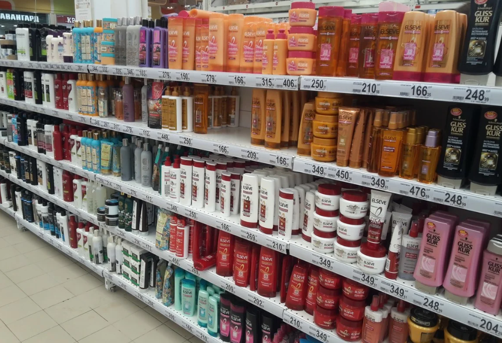 variedade de shampoos nas lojas