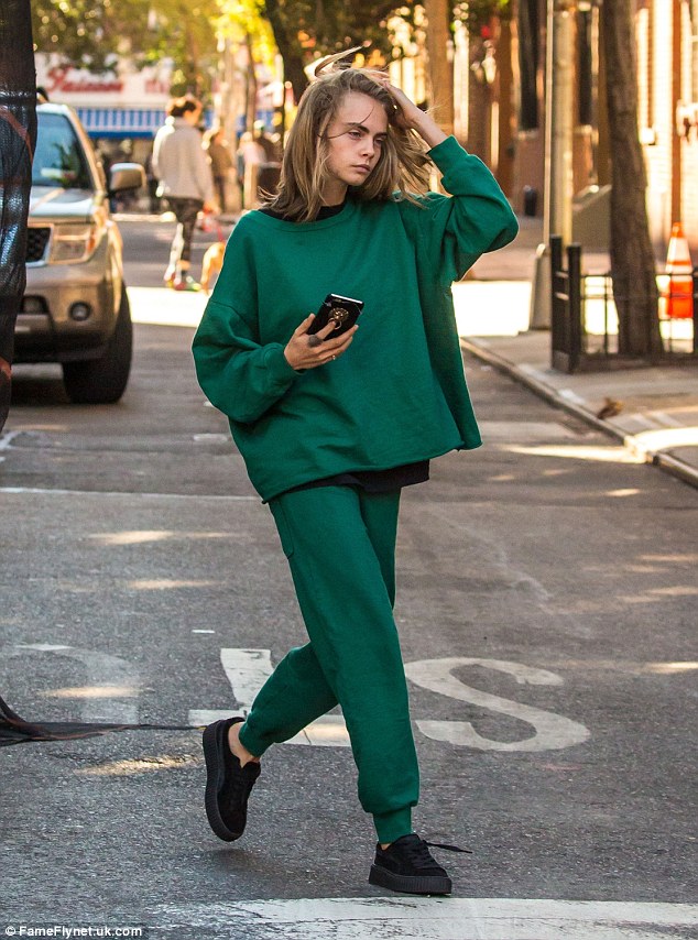 Cara Delevingne i en sweatshirtdress