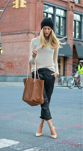 Shopper with jeans and sweater