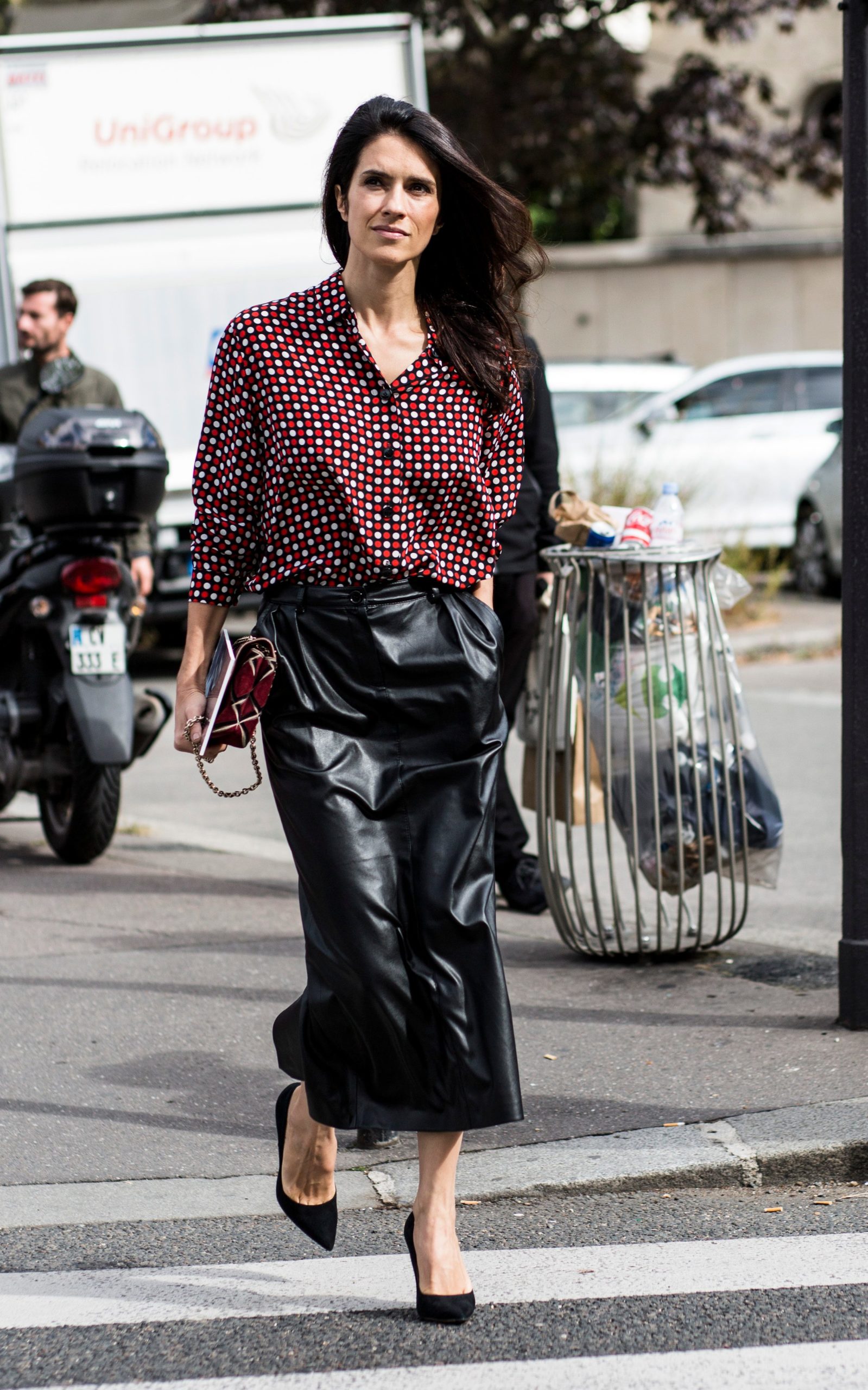 Leather maxi skirt na may sando