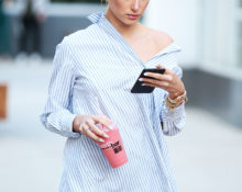 Hailey Baldwin memakai baju H&M