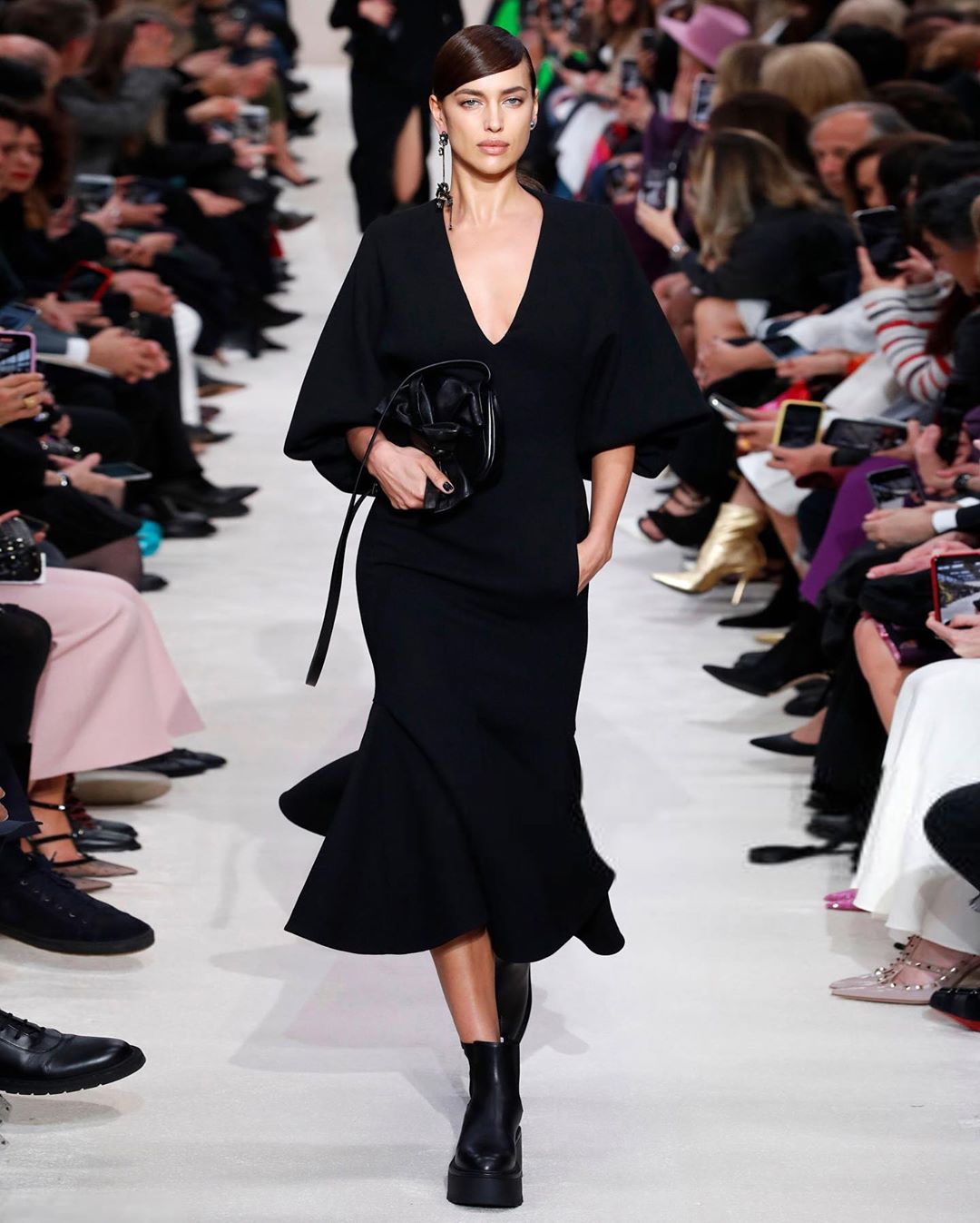 Irina Shayk en total look noir