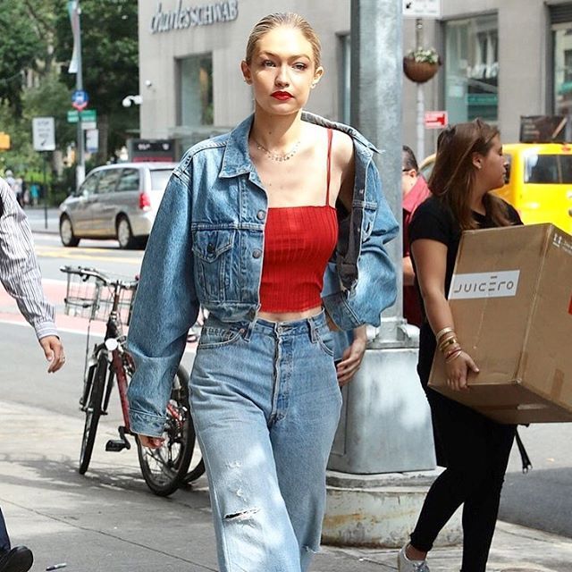 Gigi Hadid Levi's kabátot visel