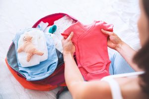 Quels sont les dangers d’acheter des choses et des vêtements pour un bébé avant l’accouchement ?