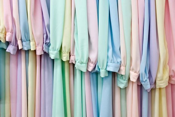 Pakaian dalam warna pastel.